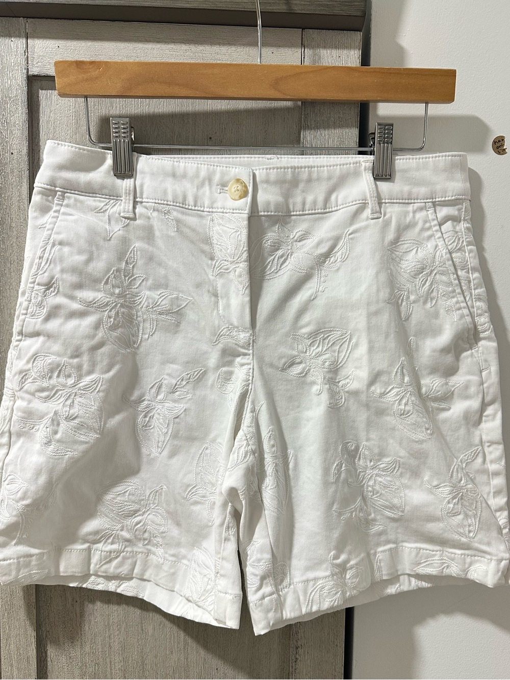 Tommy Bahama White Floral Embroidered Bermuda Shorts Size 6 Coastal Resort - Picture 2 of 8